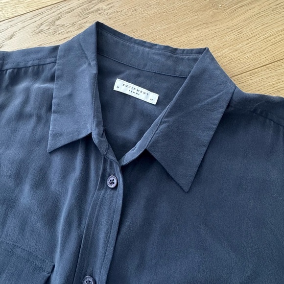 REVOLVE Equipment 'Slim Signature' Sleeveless 100% Silk Shirt Size Medium - Picture 4 of 7